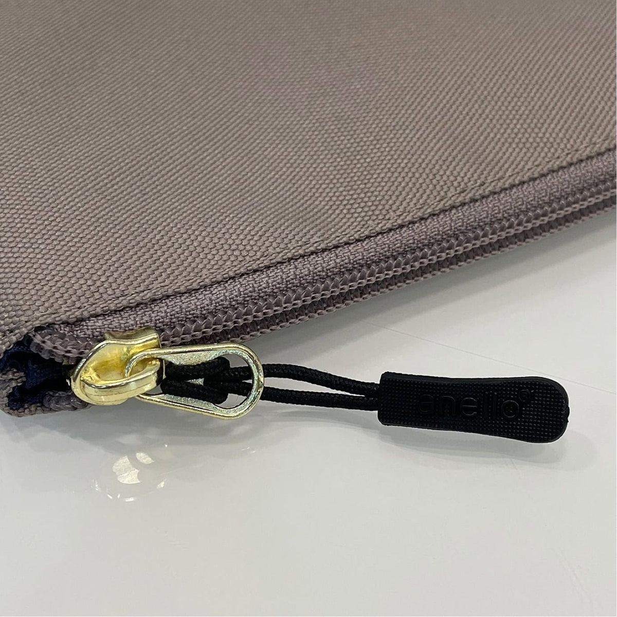 Anello Cross Bottle Pouch (Black)