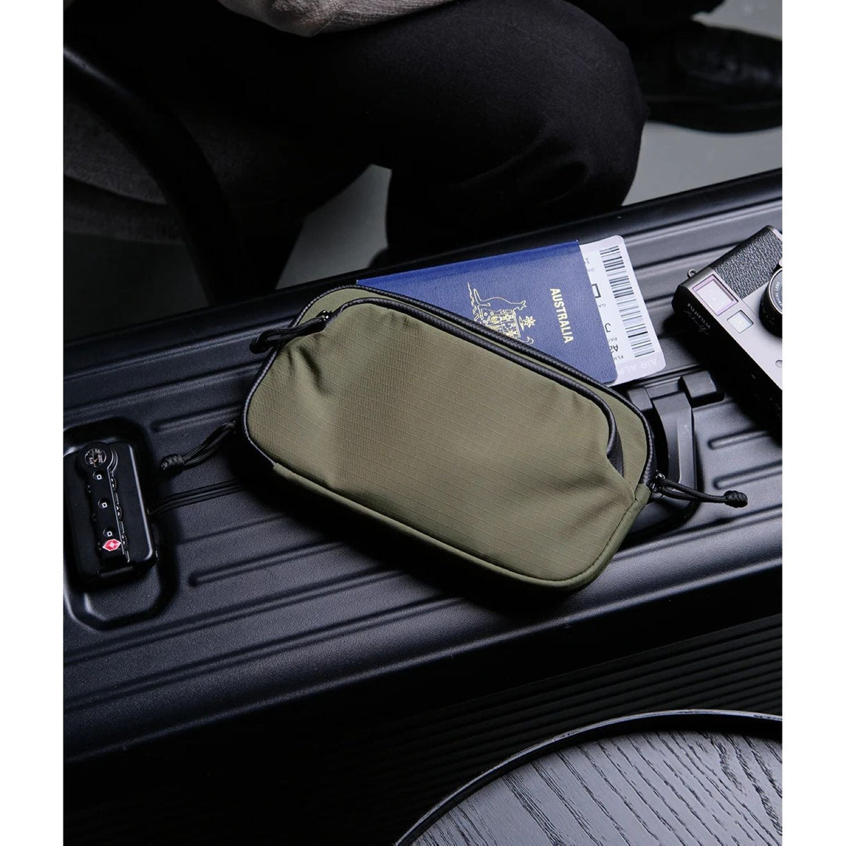 ALPAKA Bravo Passport Pouch Axoflux 210D (Green)
