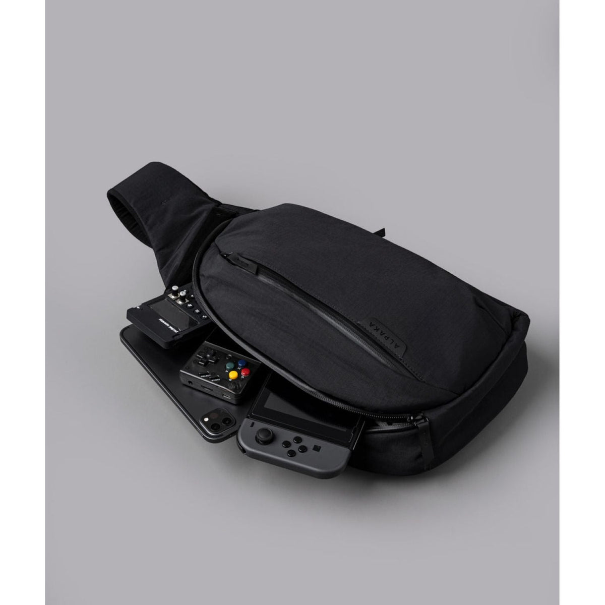 ALPAKA Metro Crossbody Right Shoulder Axoflux 210D (Black)