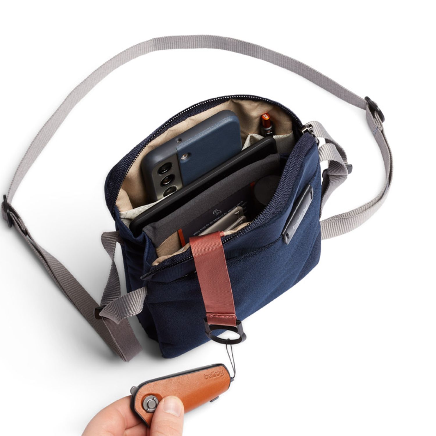 Bellroy-City-Pouch-Navy-4.jpg